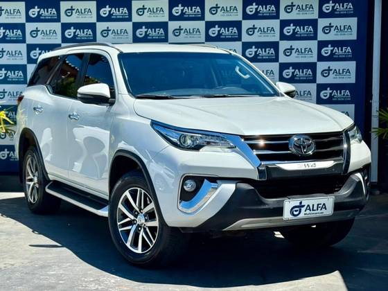 TOYOTA HILUX SW4 2.8 SRX 4X4 7 LUGARES 16V TURBO INTERCOOLER DIESEL 4P AUTOMÁTICO